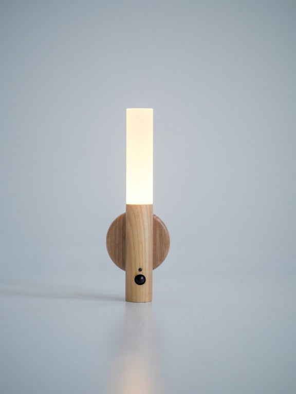 Langaton led valaisin lattialla