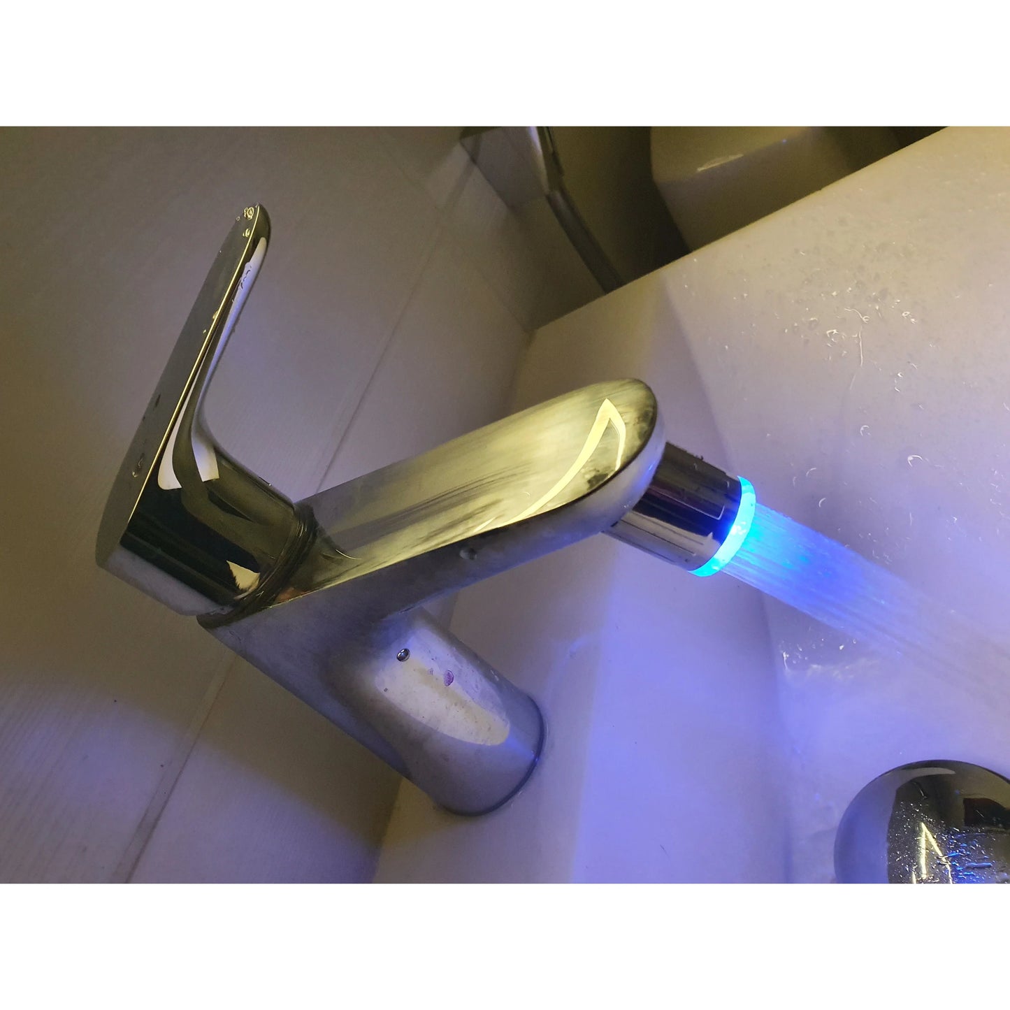 led efektivalo asennettuna hanaan. vesi on kylmää