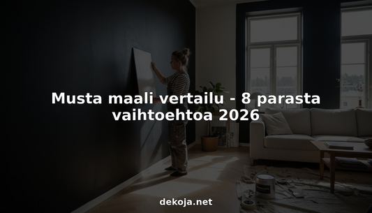 Muotoilija tarkastelee tilaa, jonka seinät on maalattu syvänmustalla sävyllä.