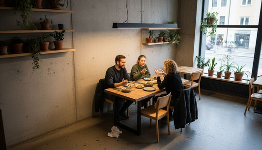 Tunnelmallinen ravintolasali, jossa pehmeä shooting valaistus korostaa yksityiskohtia ja ammentaa lämpöä ruokailijoiden seurusteluun.