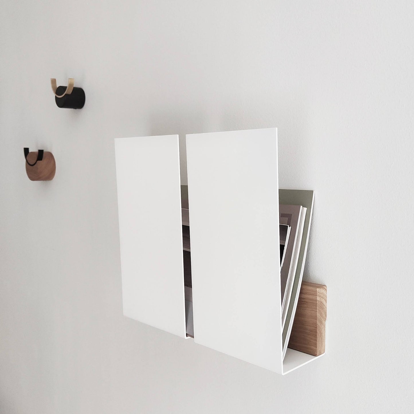 A wonderful wall-mounted magazine rack "under the protection of wings"