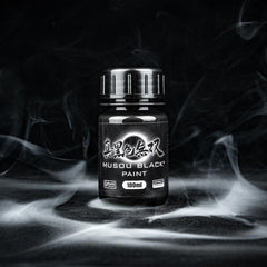 Musou Black -maalipullo 100 ml savun keskellä – supermusta maali