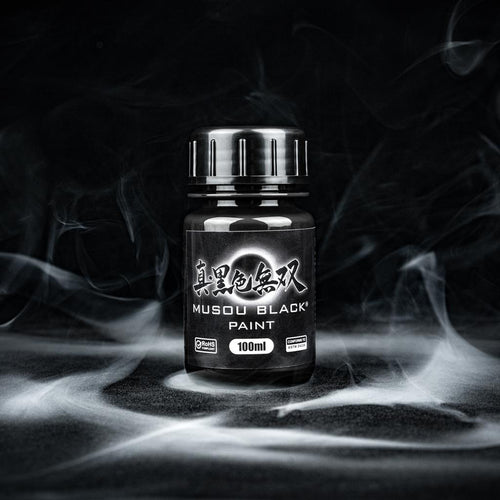 Musou Black -maalipullo 100 ml savun keskellä – supermusta maali