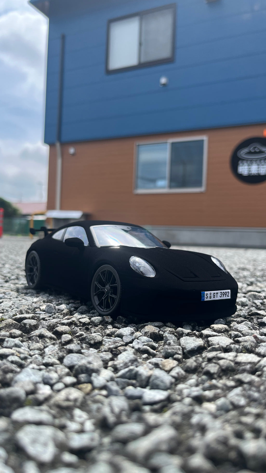 Model samochodu pomalowany Musou Black – szczegóły znikają