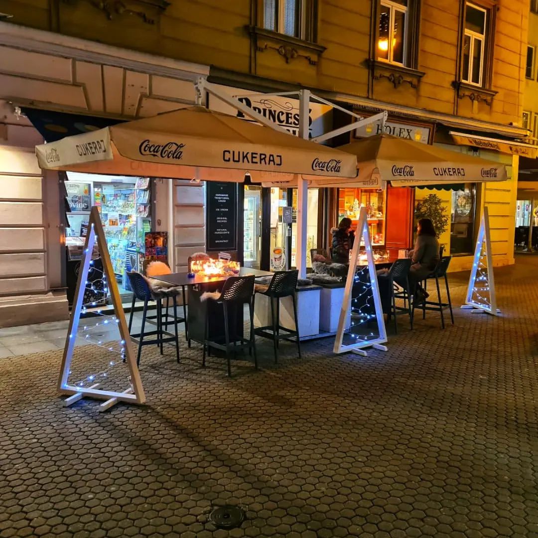 Engasco Slava Low tulipöytä hotellin patioalueelle