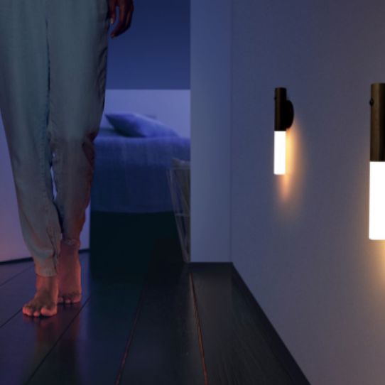 Johdoton LED-valo liiketunnistimella seinällä