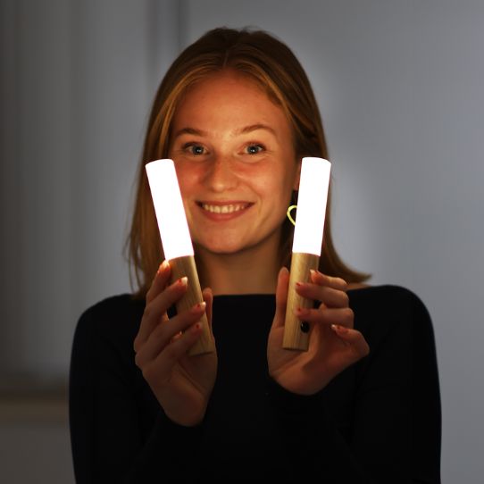 Kannettava johdoton LED-valaisin kädessä