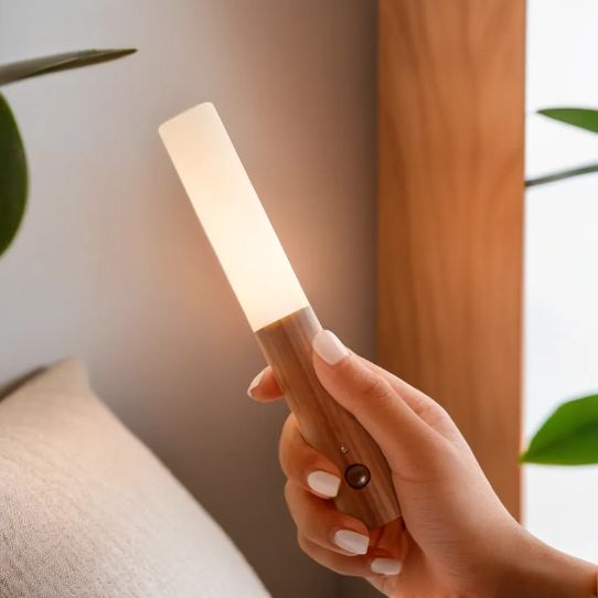 Ladattava LED-valaisin mökille ja kesäpaikkaan