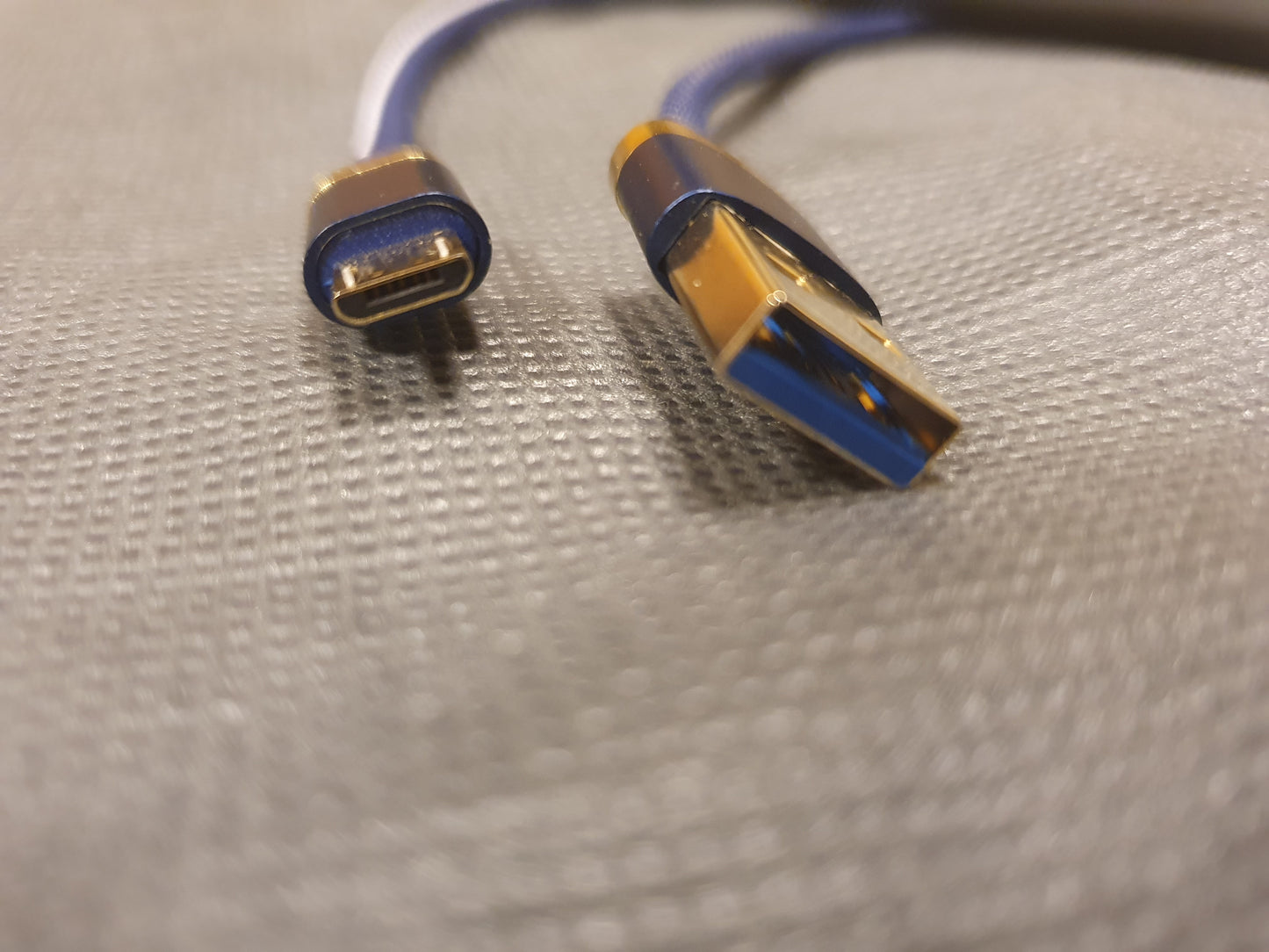 Micro-USB charging cable blue