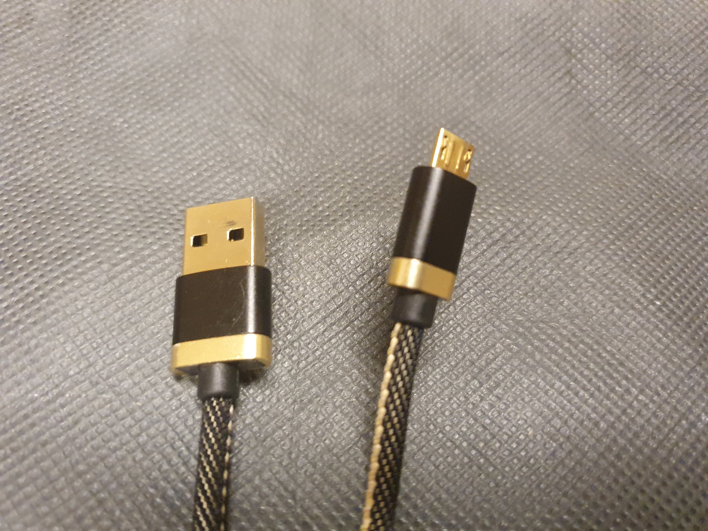 Micro-USB latausjohto musta