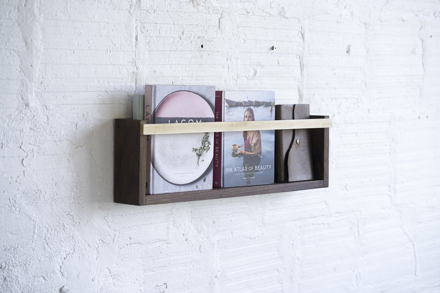 Modern and versatile wall shelf: Organize things in style