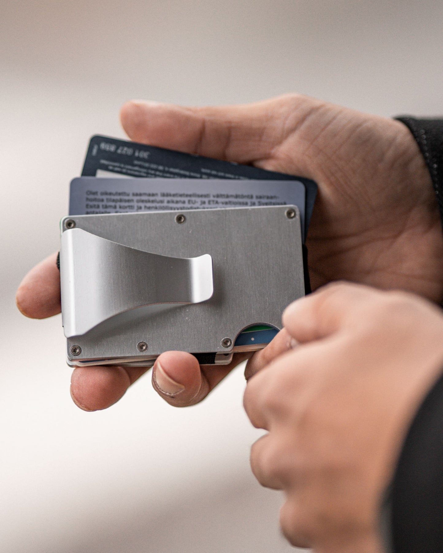 Hopeinen korttilompakko - Tyylikäs ja käytännöllinen RFID korttikotelo