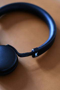 Lähikuva Lemus Earbuds -logosta mustissa kuulokkeissa
