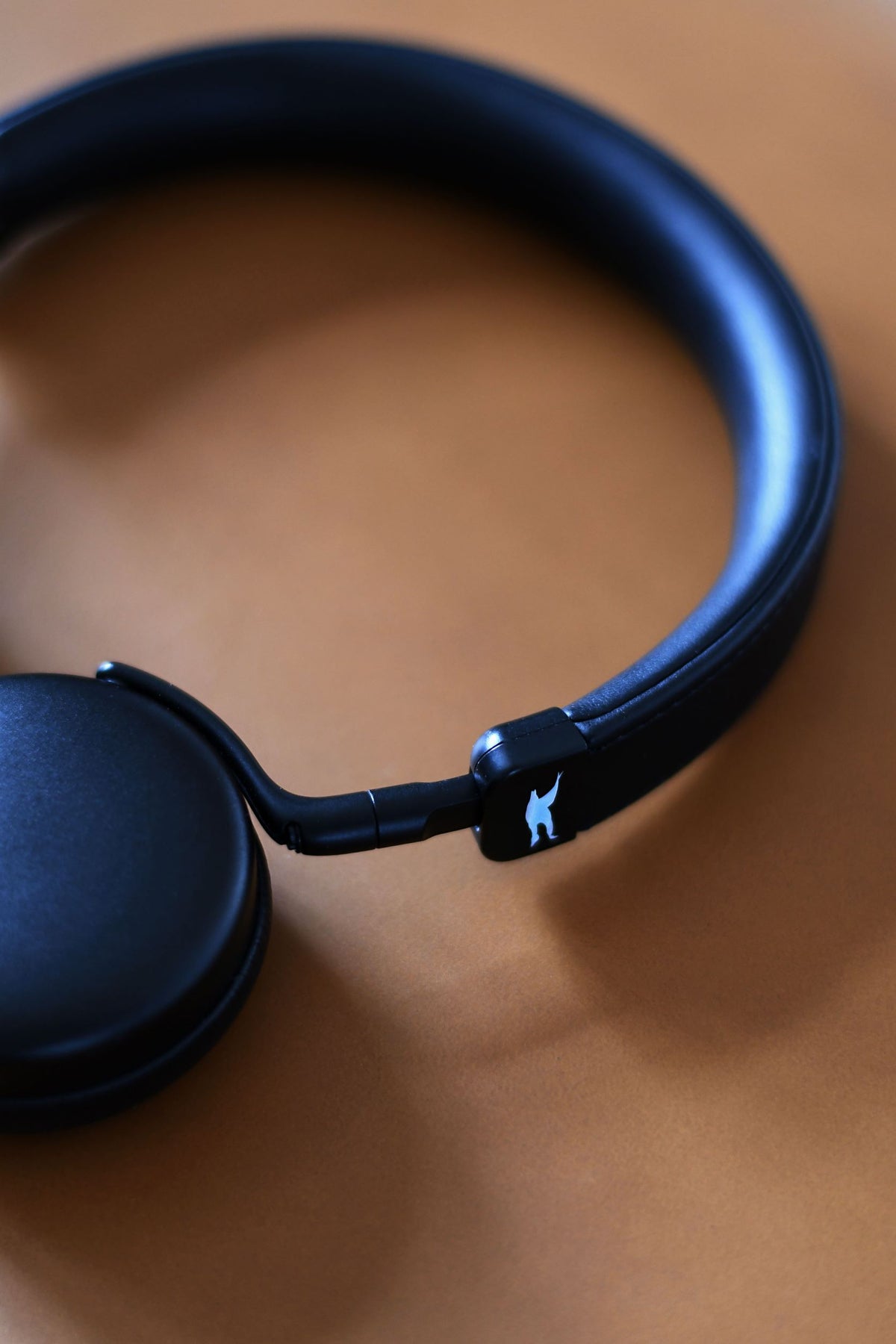 Lähikuva Lemus Earbuds -logosta mustissa kuulokkeissa