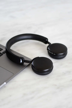 lemus earbuds kuulokkeet pödällä läppärin päällä