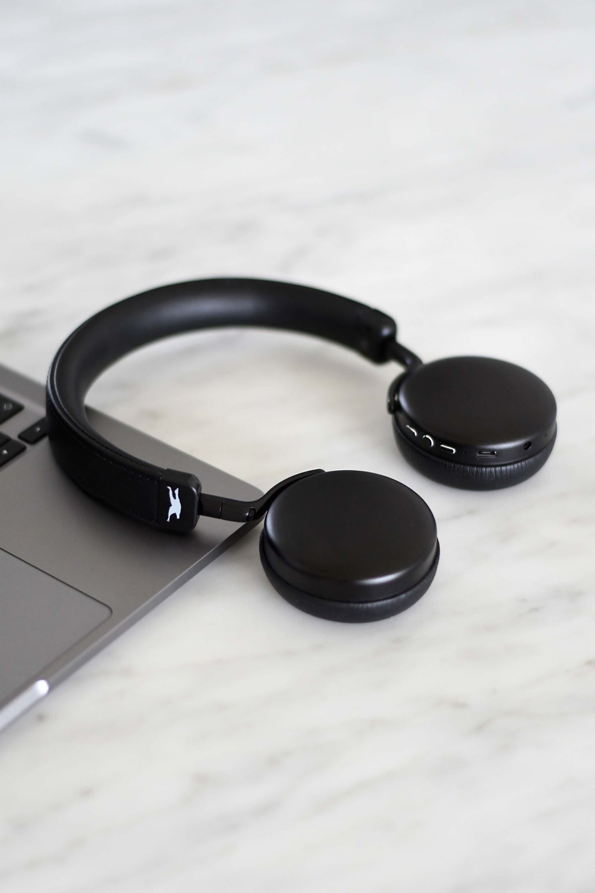lemus earbuds kuulokkeet pödällä läppärin päällä